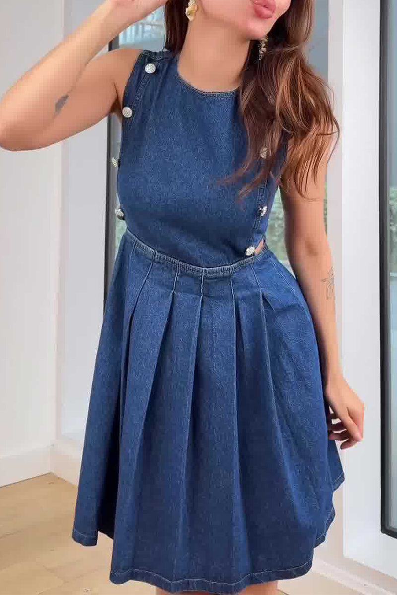Beautifully Finished Dress in a Timeless Design