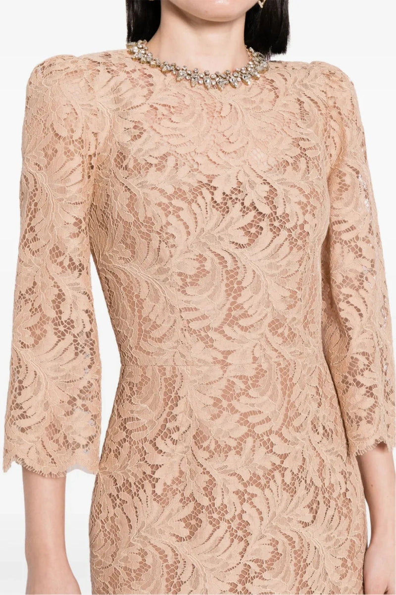 Well Tailored Dress with a Graceful Silhouette