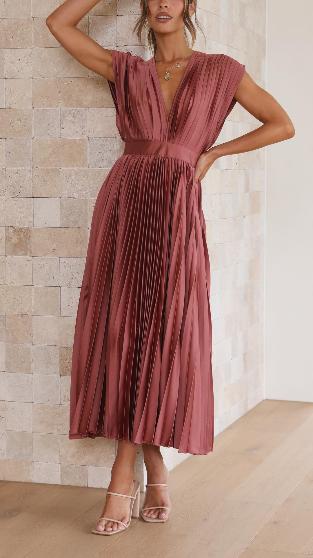 Effortlessly Elegant Dress with a Timeless Design