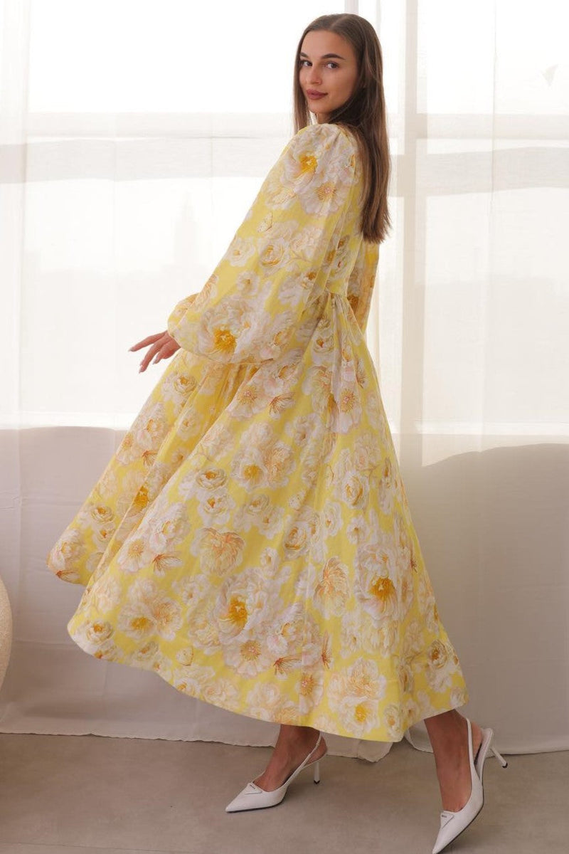 Effortlessly Elegant Dress with a Timeless Design