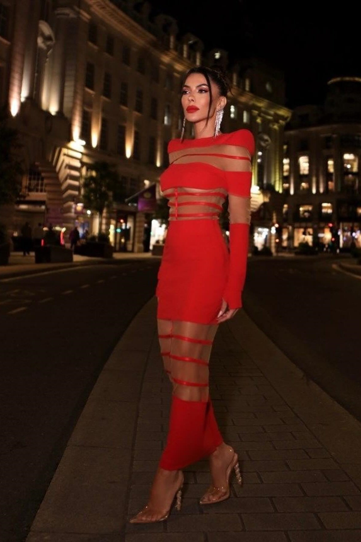 Beautifully Finished Dress in a Timeless Design