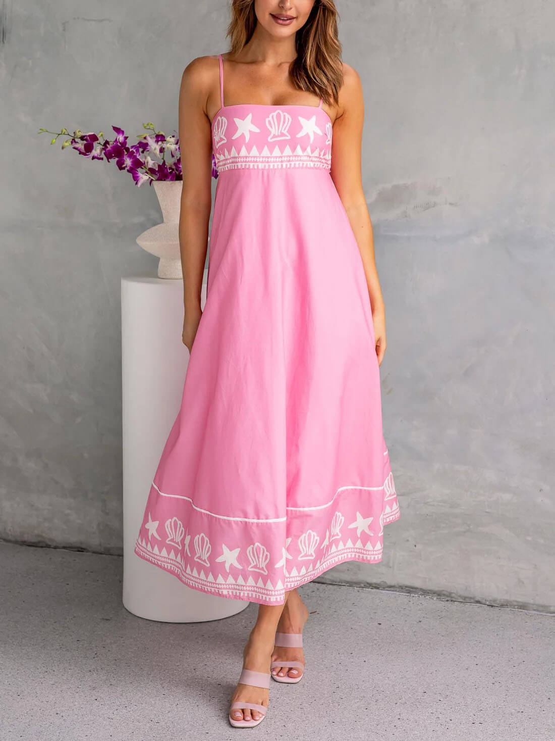 Effortlessly Elegant Dress with a Timeless Design