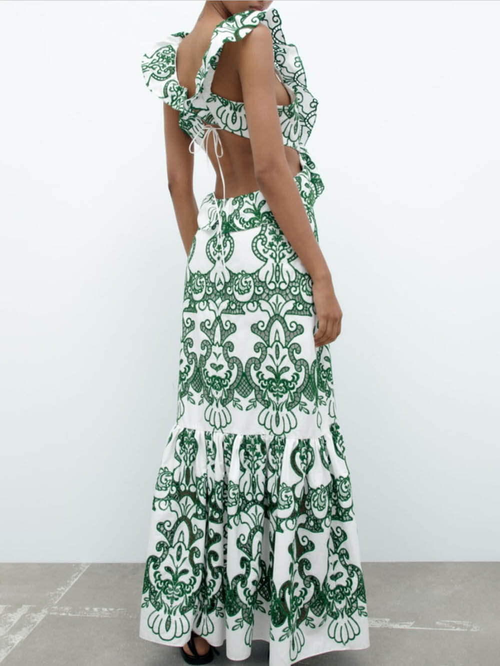 Well Tailored Dress with a Graceful Silhouette