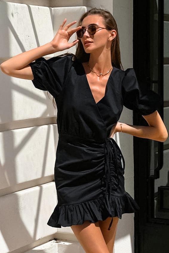 Effortlessly Elegant Dress with a Timeless Design