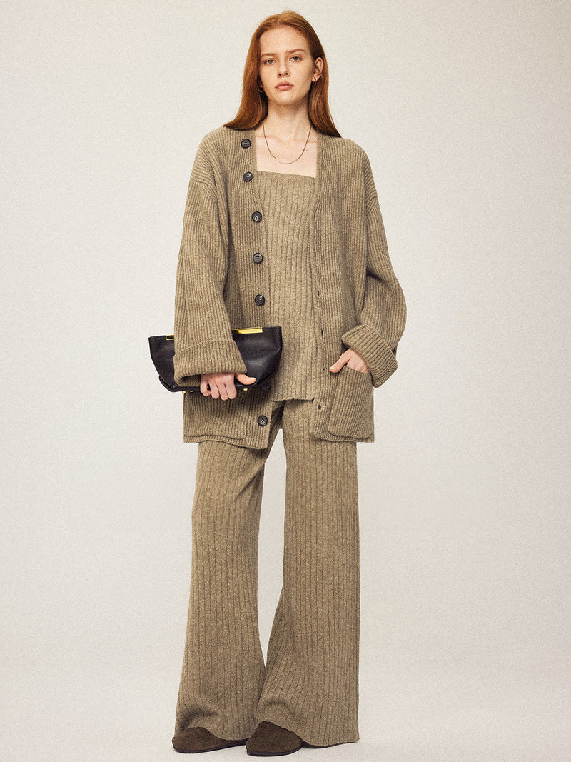 Well Tailored Sweater with a Graceful Silhouette