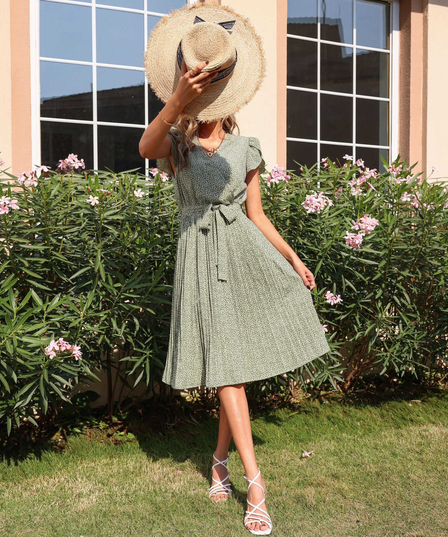 Beautifully Finished Dress in a Timeless Design