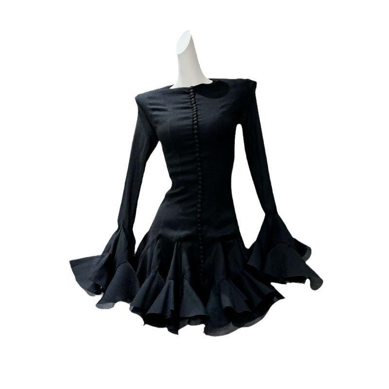 Beautifully Finished Dress in a Timeless Design