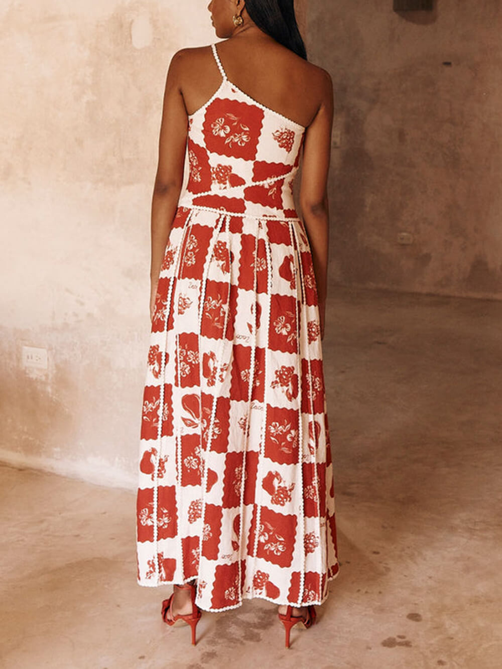Well Tailored Dress with a Graceful Silhouette