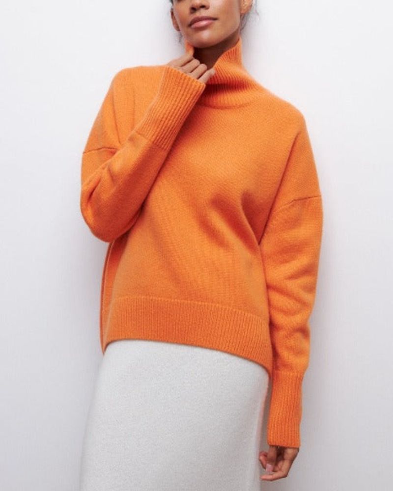 Effortlessly Elegant Sweater with a Timeless Design