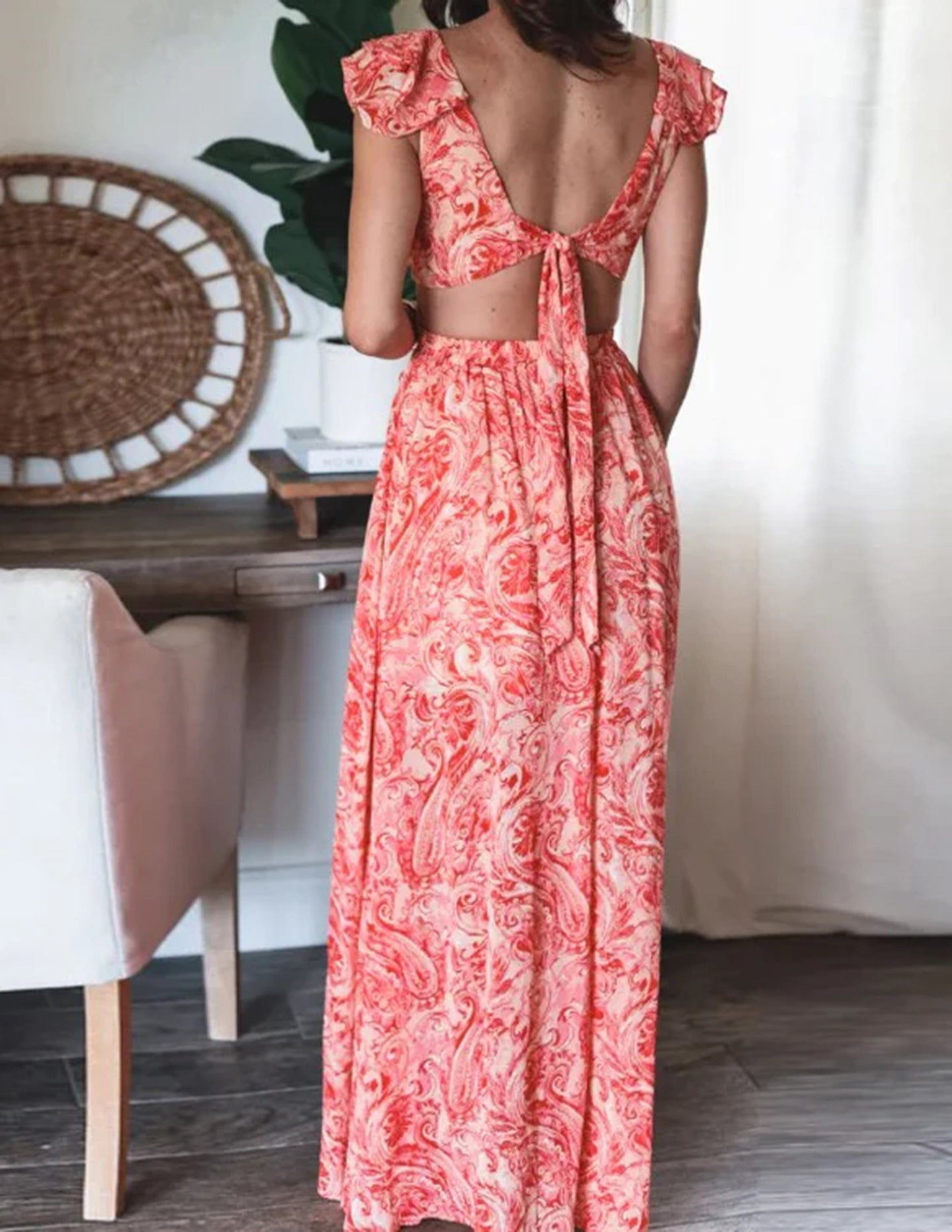 Well Tailored Dress with a Graceful Silhouette