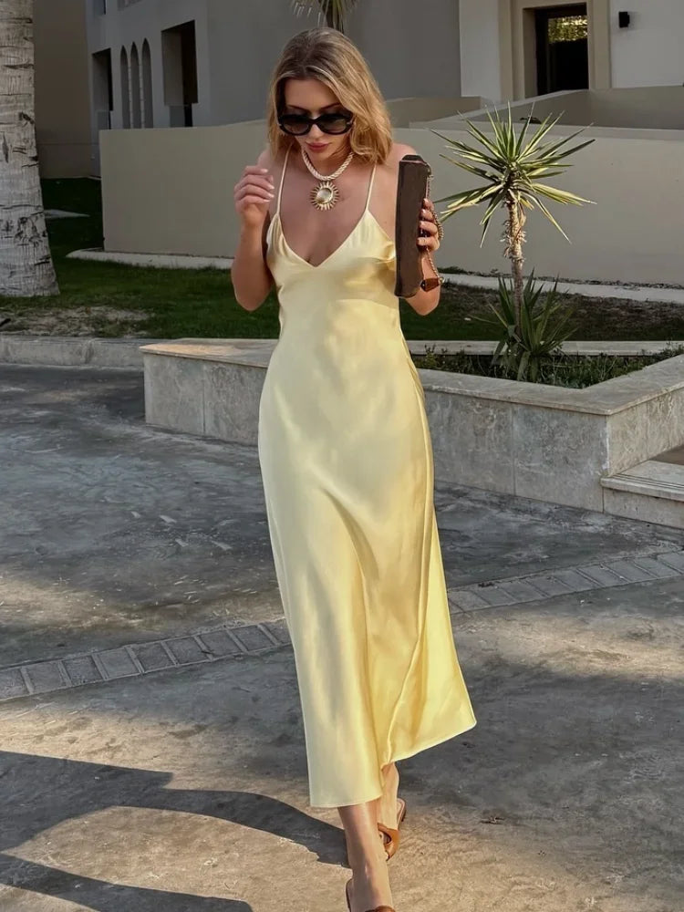 Beautifully Finished Dress in a Timeless Design