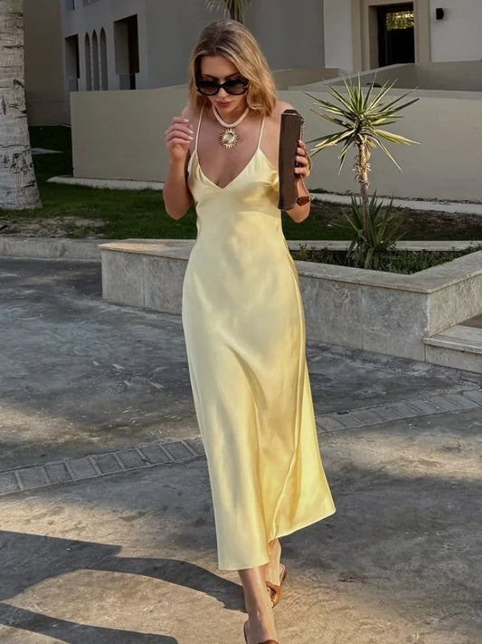 Beautifully Finished Dress in a Timeless Design