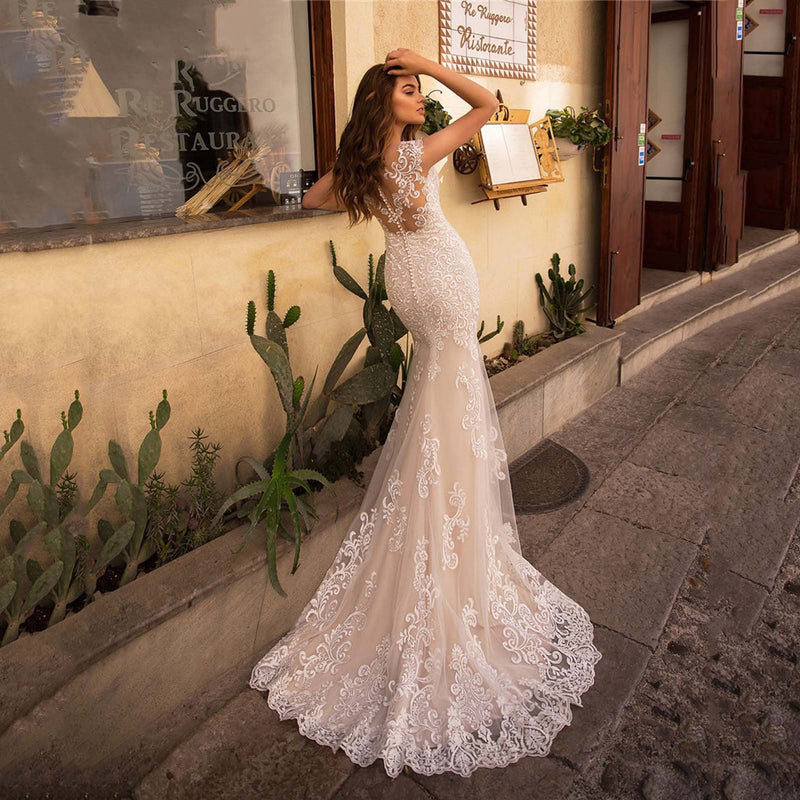 Beautifully Finished Dress in a Timeless Design