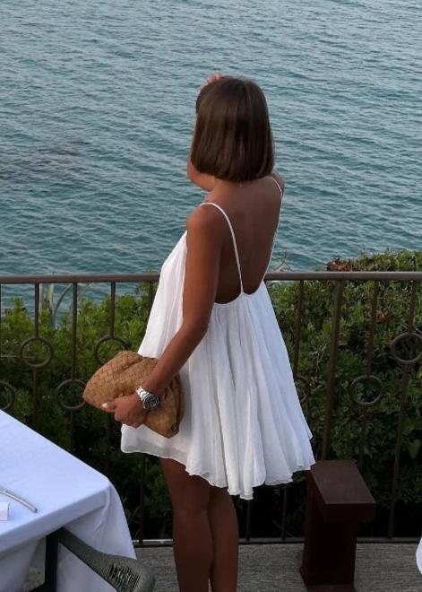 Effortlessly Elegant Dress with a Timeless Design