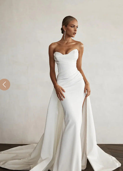 Beautifully Finished Dress in a Timeless Design
