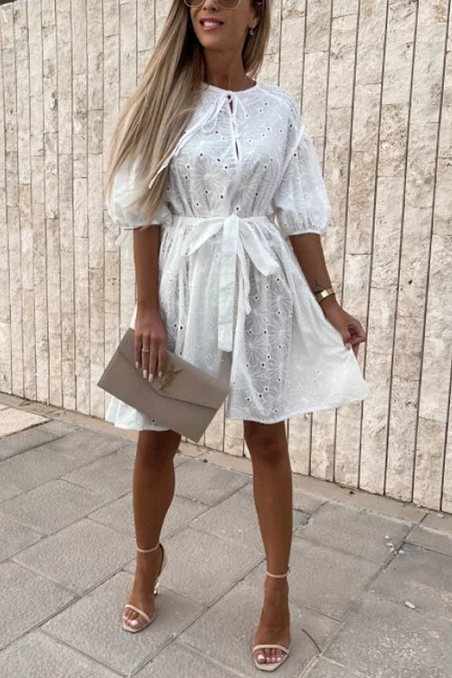 Effortlessly Elegant Dress with a Timeless Design