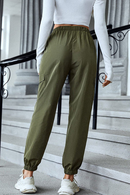 Effortlessly Elegant Pants with a Timeless Design