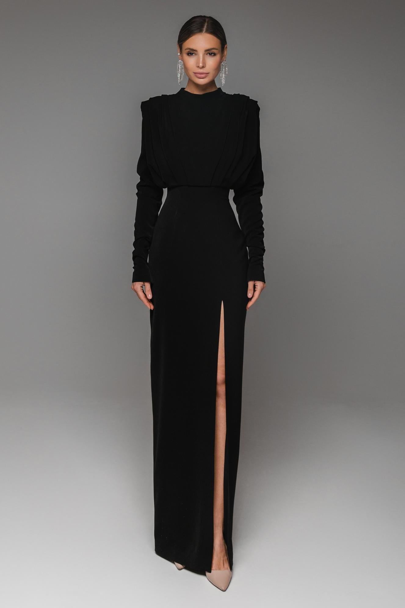 Well Tailored Dress with a Graceful Silhouette