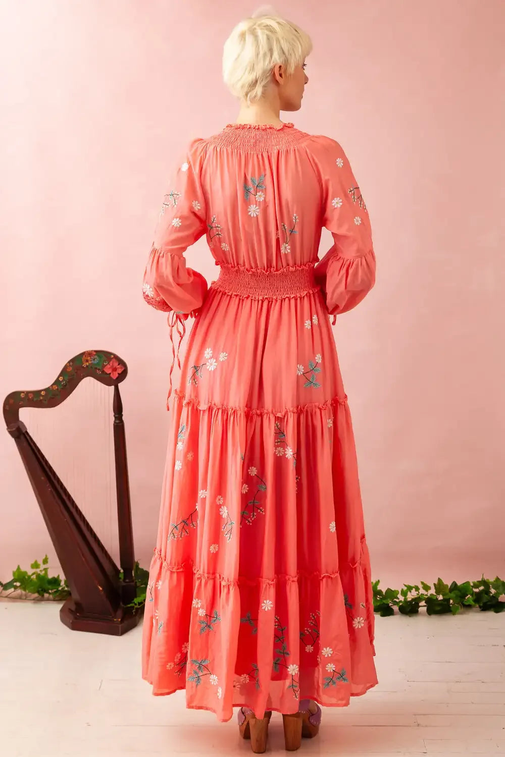 Effortlessly Elegant Dress with a Timeless Design