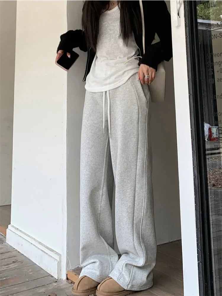 Effortlessly Elegant Pants with a Timeless Design