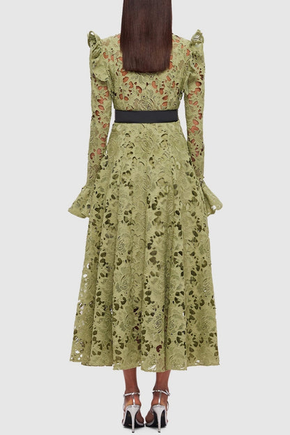 Effortlessly Elegant Dress with a Timeless Design
