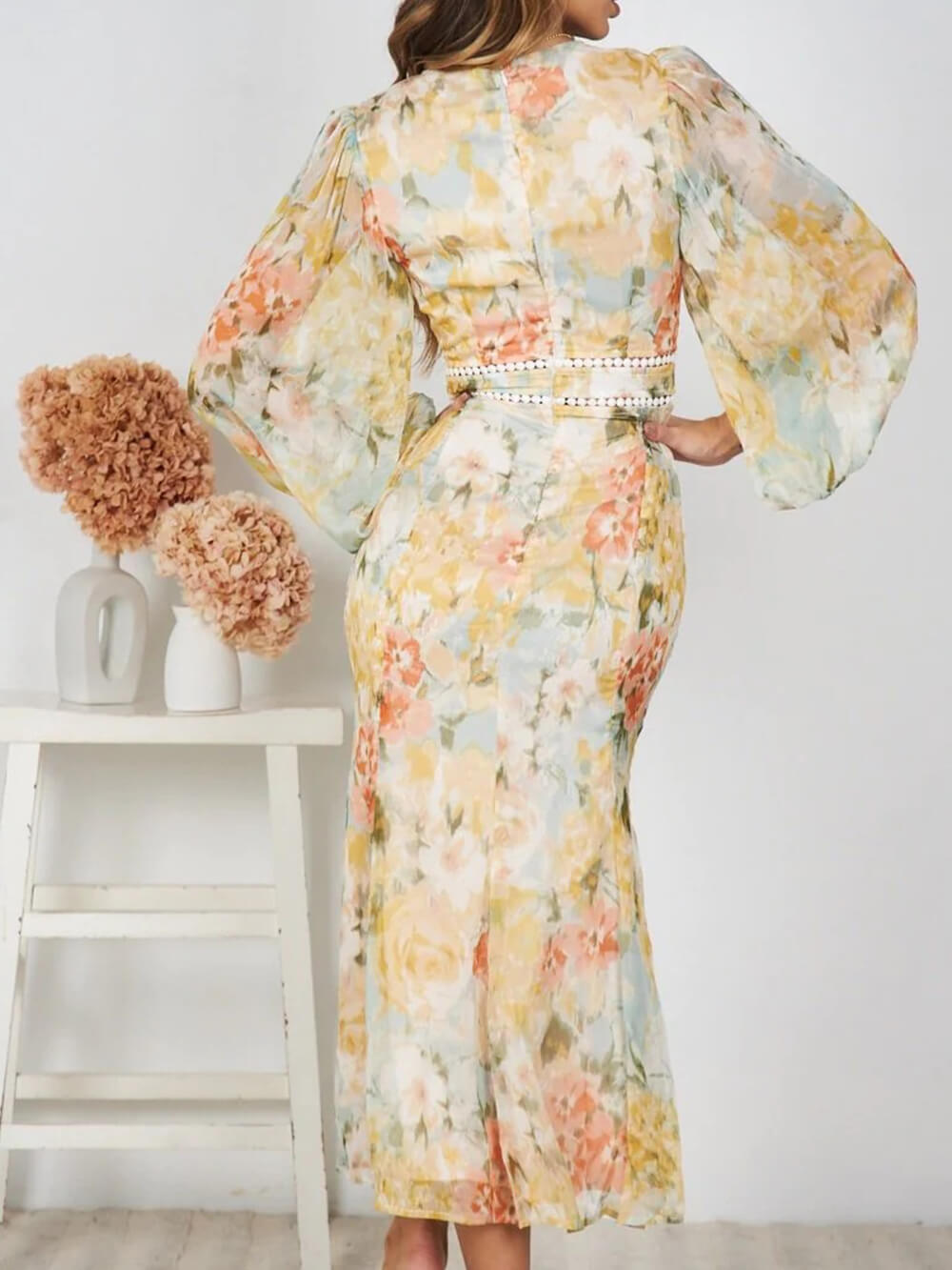 Effortlessly Elegant Dress with a Timeless Design