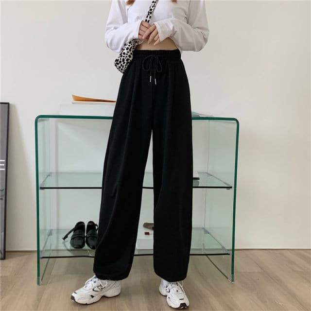 Well Tailored Pants with a Graceful Silhouette
