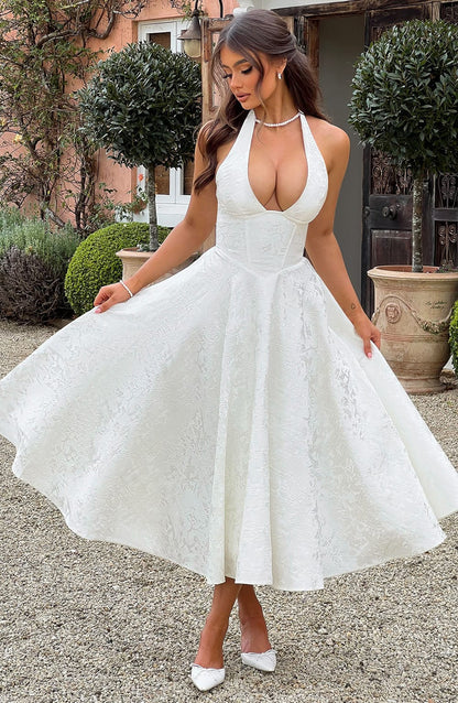 Well Tailored Dress with a Graceful Silhouette