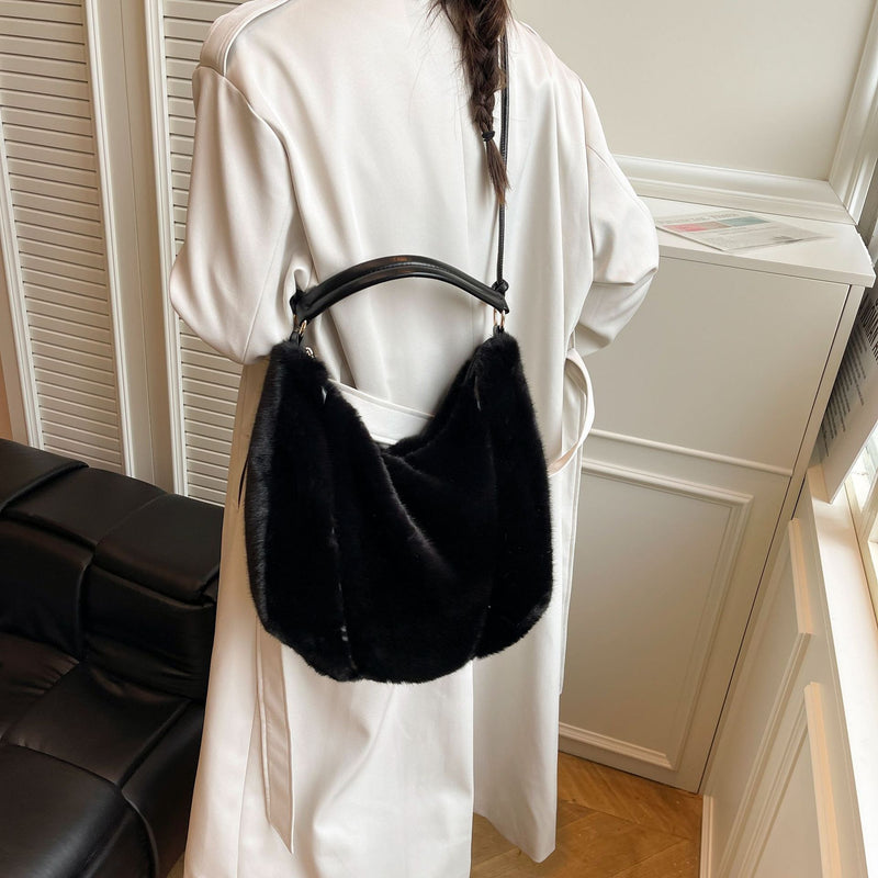 Well Tailored Bag with a Graceful Silhouette