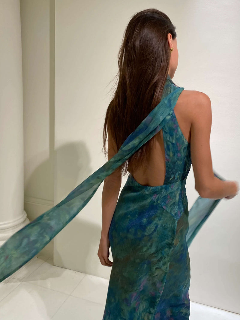 Beautifully Finished Dress in a Timeless Design
