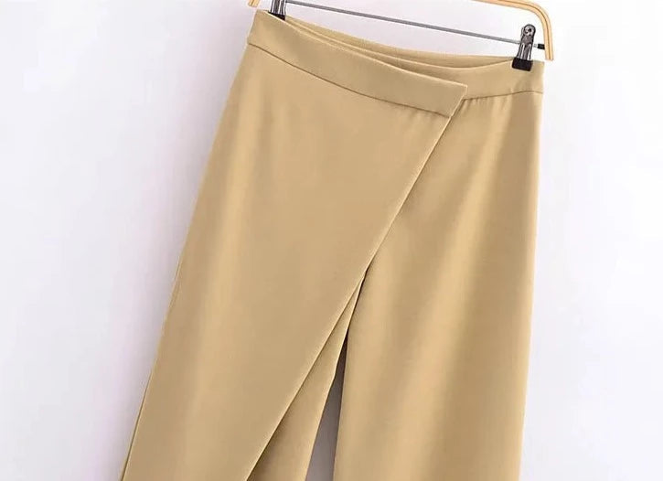 Effortlessly Elegant Pants with a Timeless Design