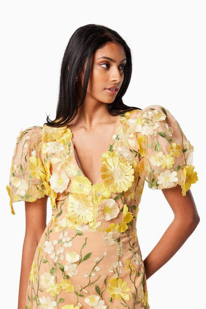 Well Tailored Dress with a Graceful Silhouette