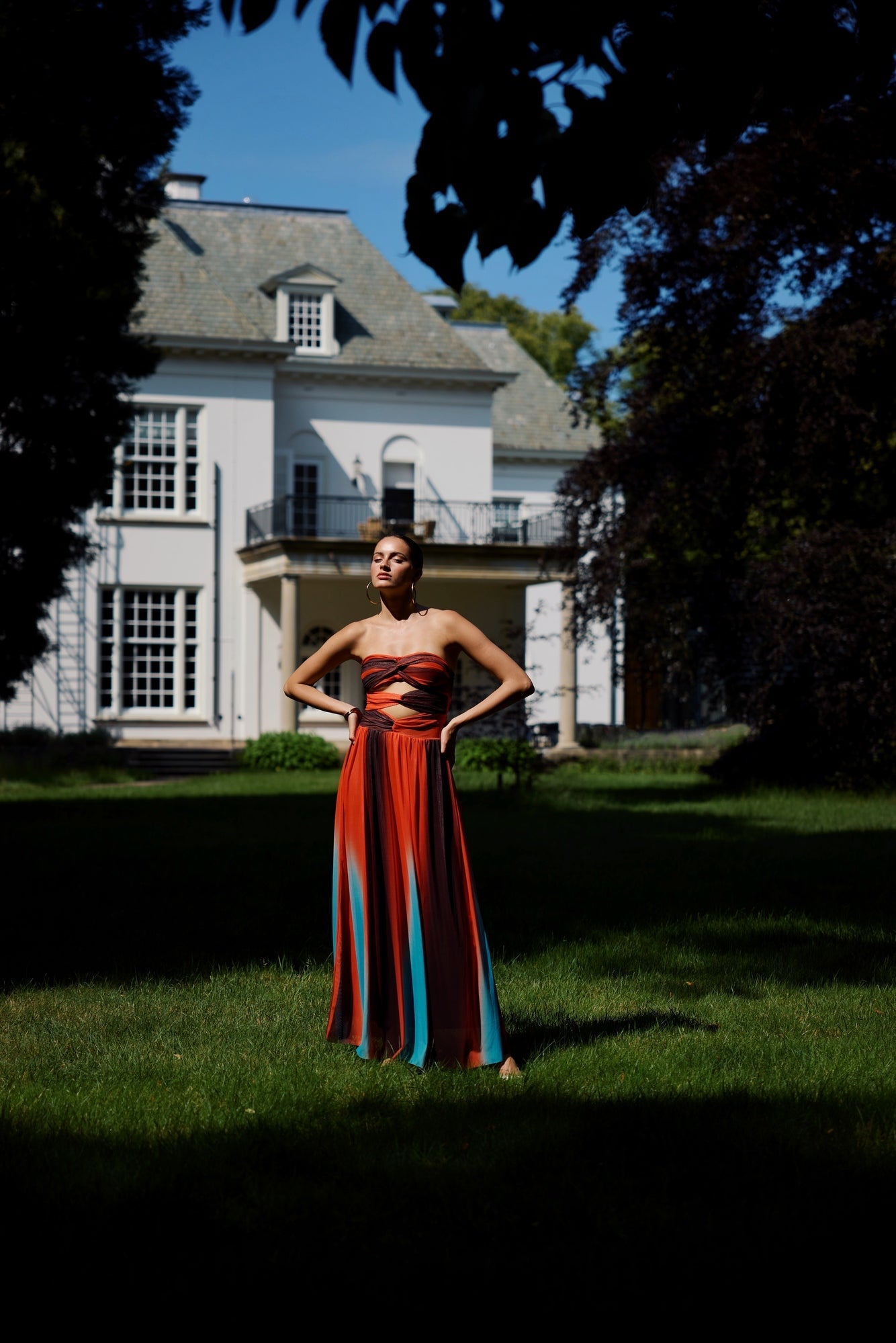 Beautifully Finished Dress in a Timeless Design