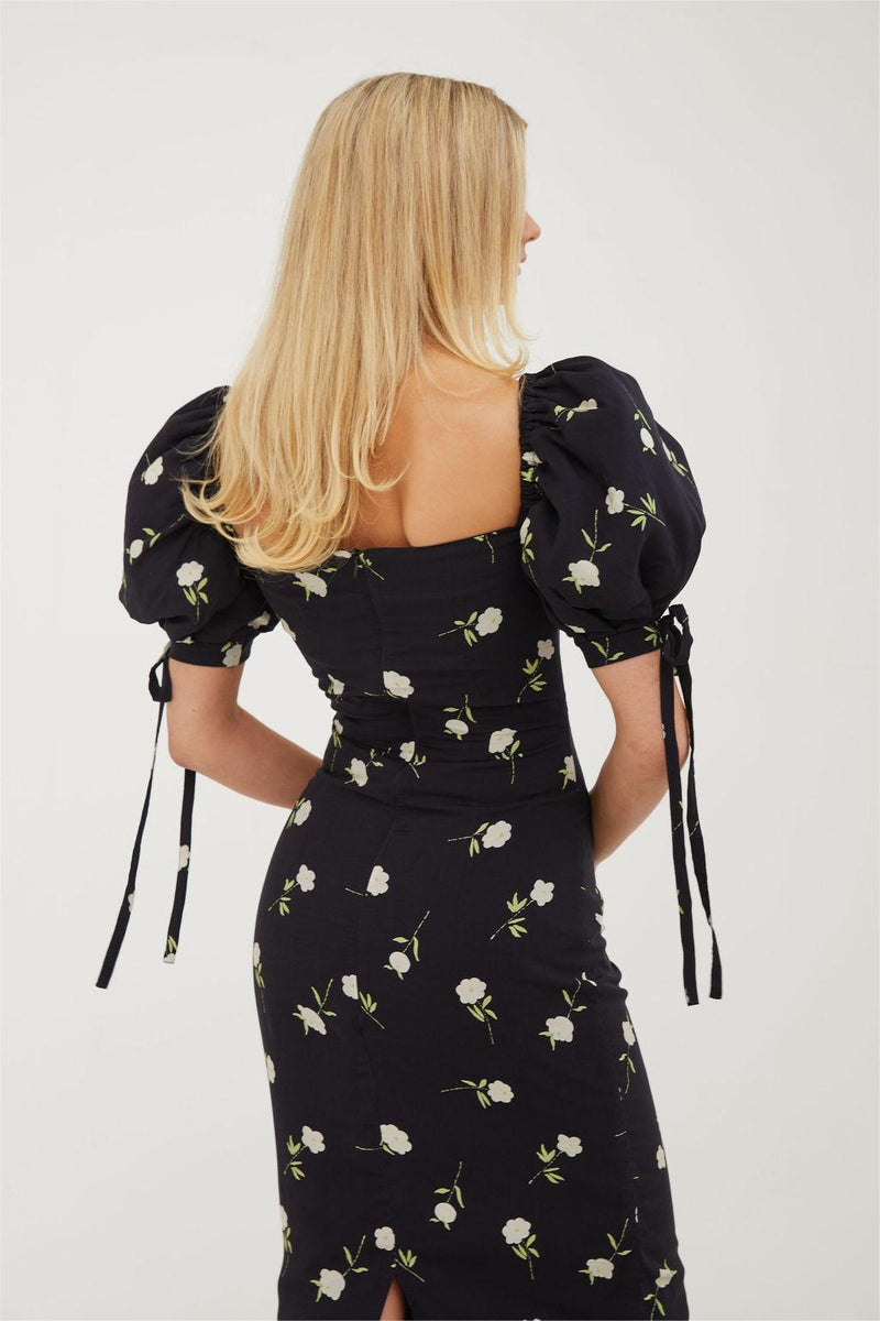 Well Tailored Dress with a Graceful Silhouette