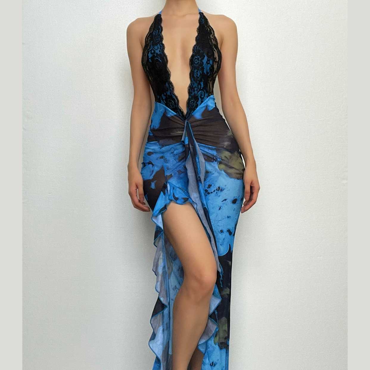 Beautifully Finished Dress in a Timeless Design