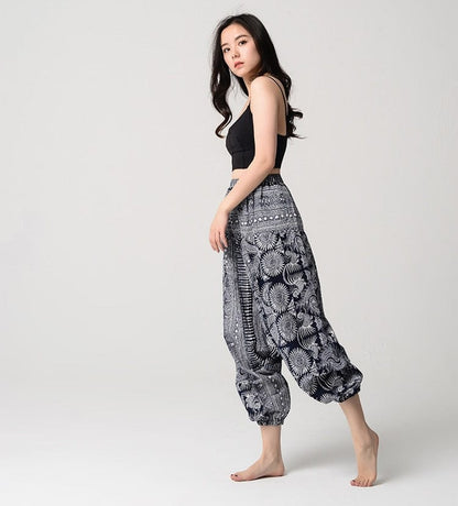 Effortlessly Elegant Pants with a Timeless Design