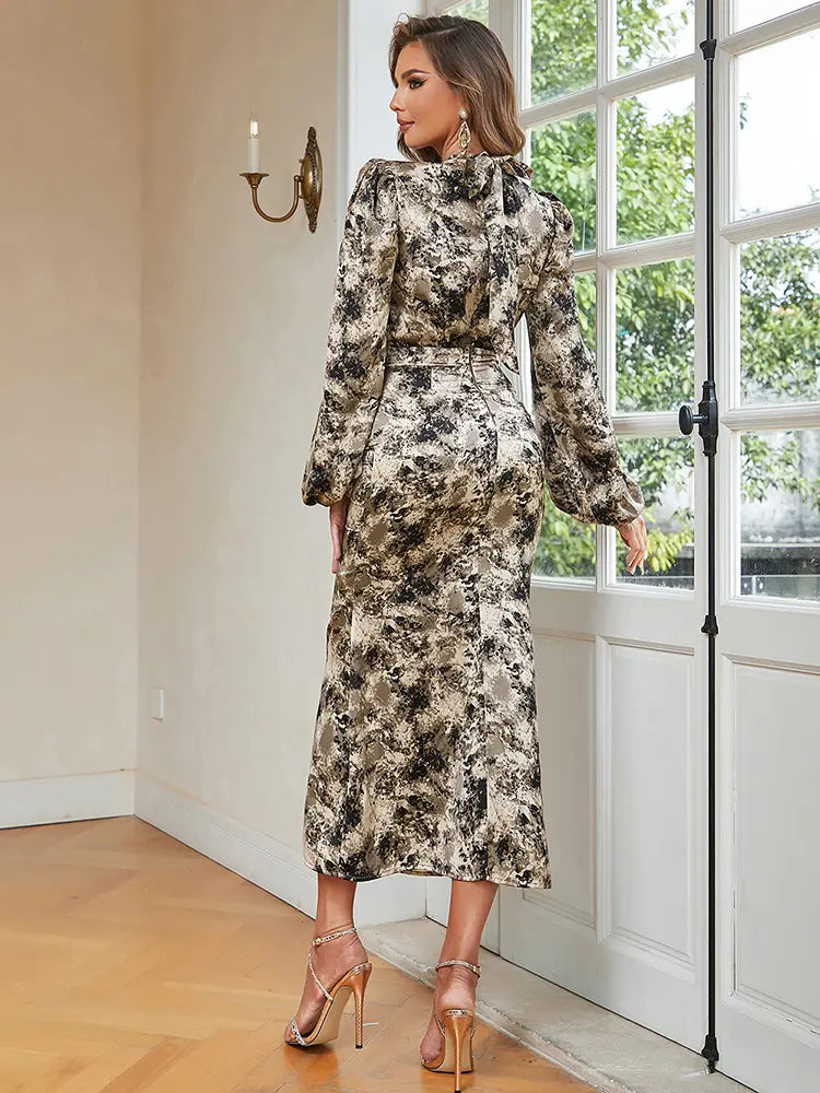 Well Tailored Dress with a Graceful Silhouette