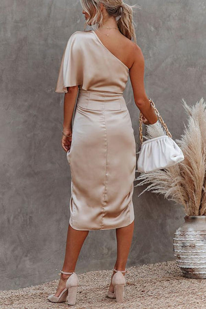 Well Tailored Dress with a Graceful Silhouette