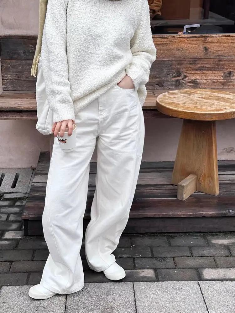 Effortlessly Elegant Pants with a Timeless Design