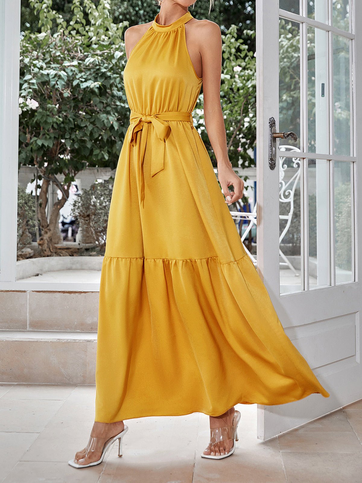 Beautifully Finished Dress in a Timeless Design