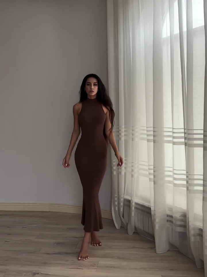Well Tailored Dress with a Graceful Silhouette