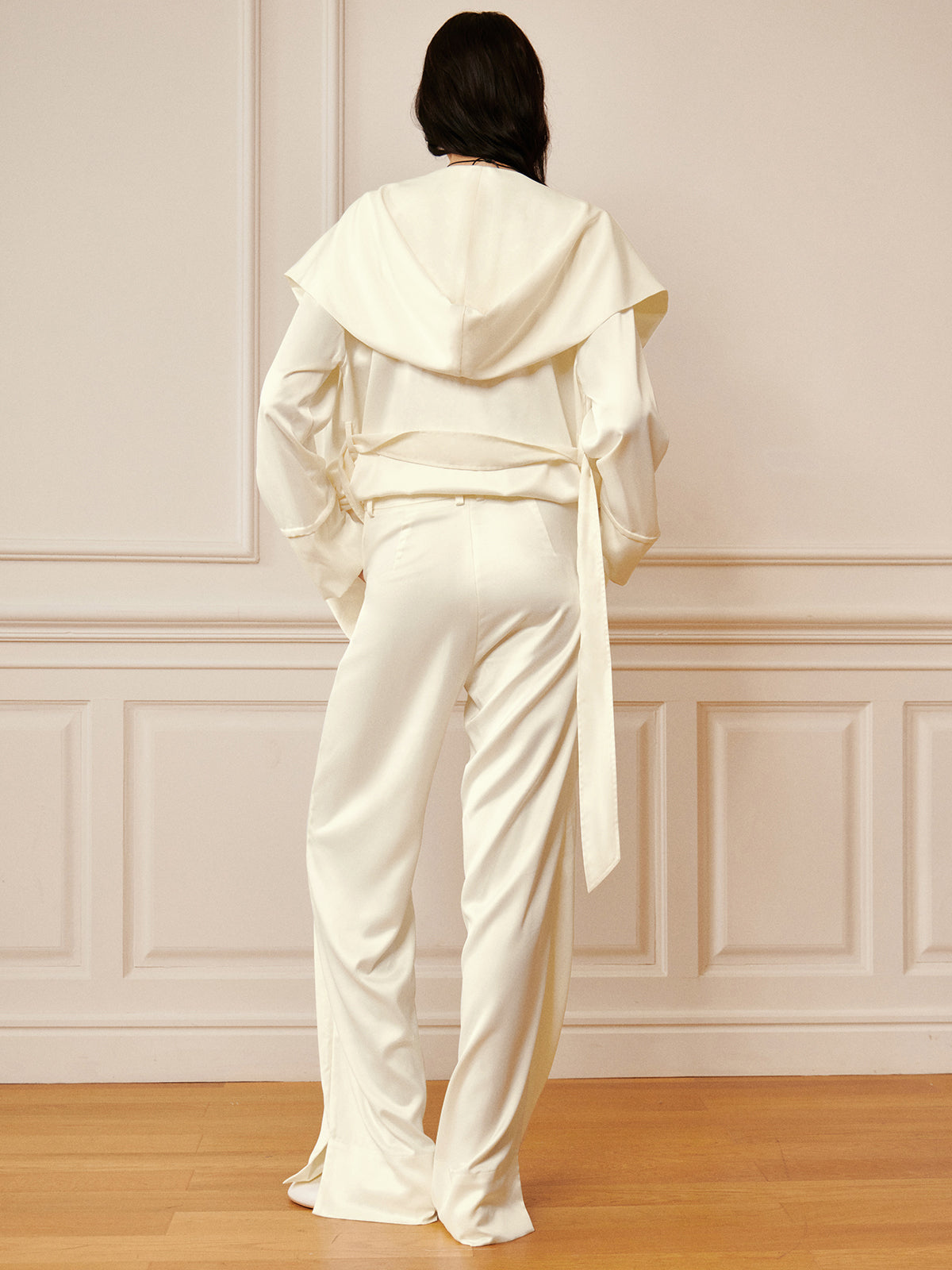 Effortlessly Elegant Pants with a Timeless Design