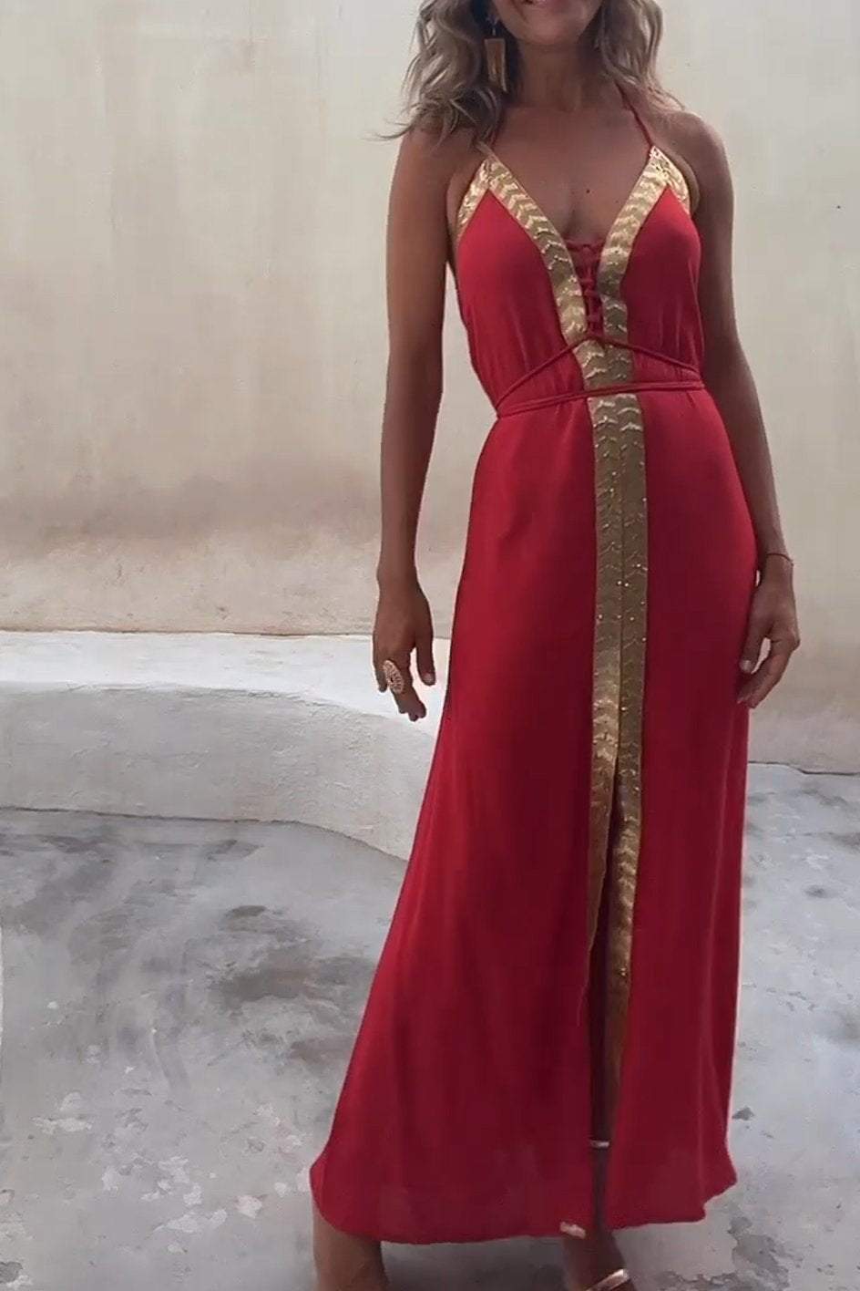 Beautifully Finished Dress in a Timeless Design