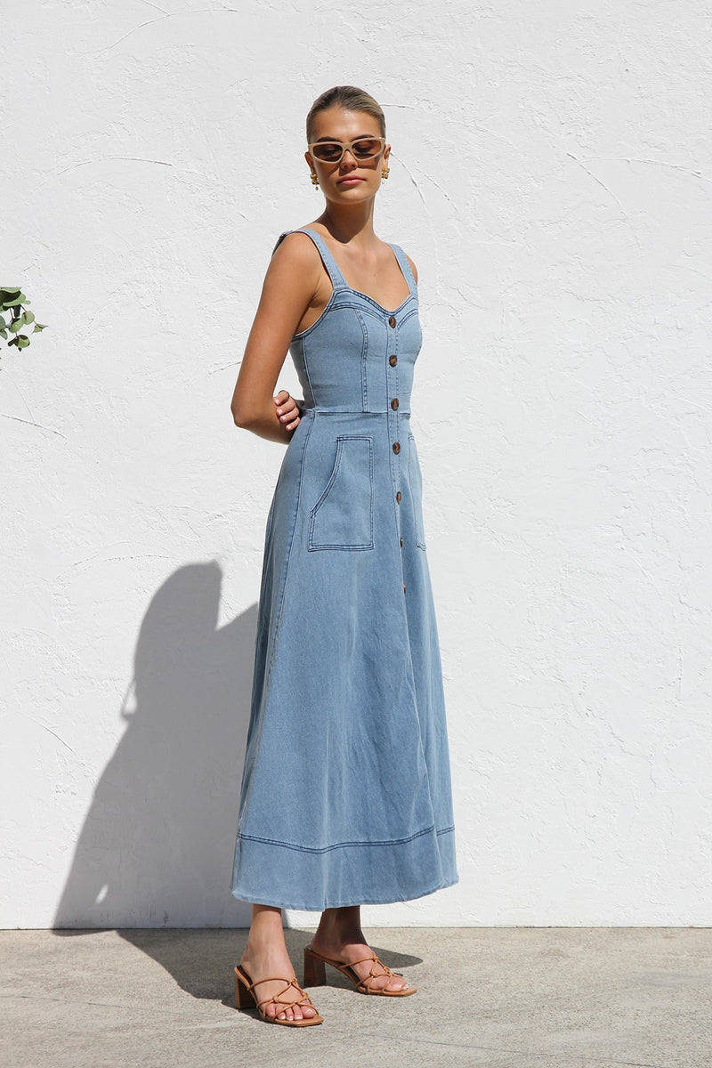 Well Tailored Dress with a Graceful Silhouette