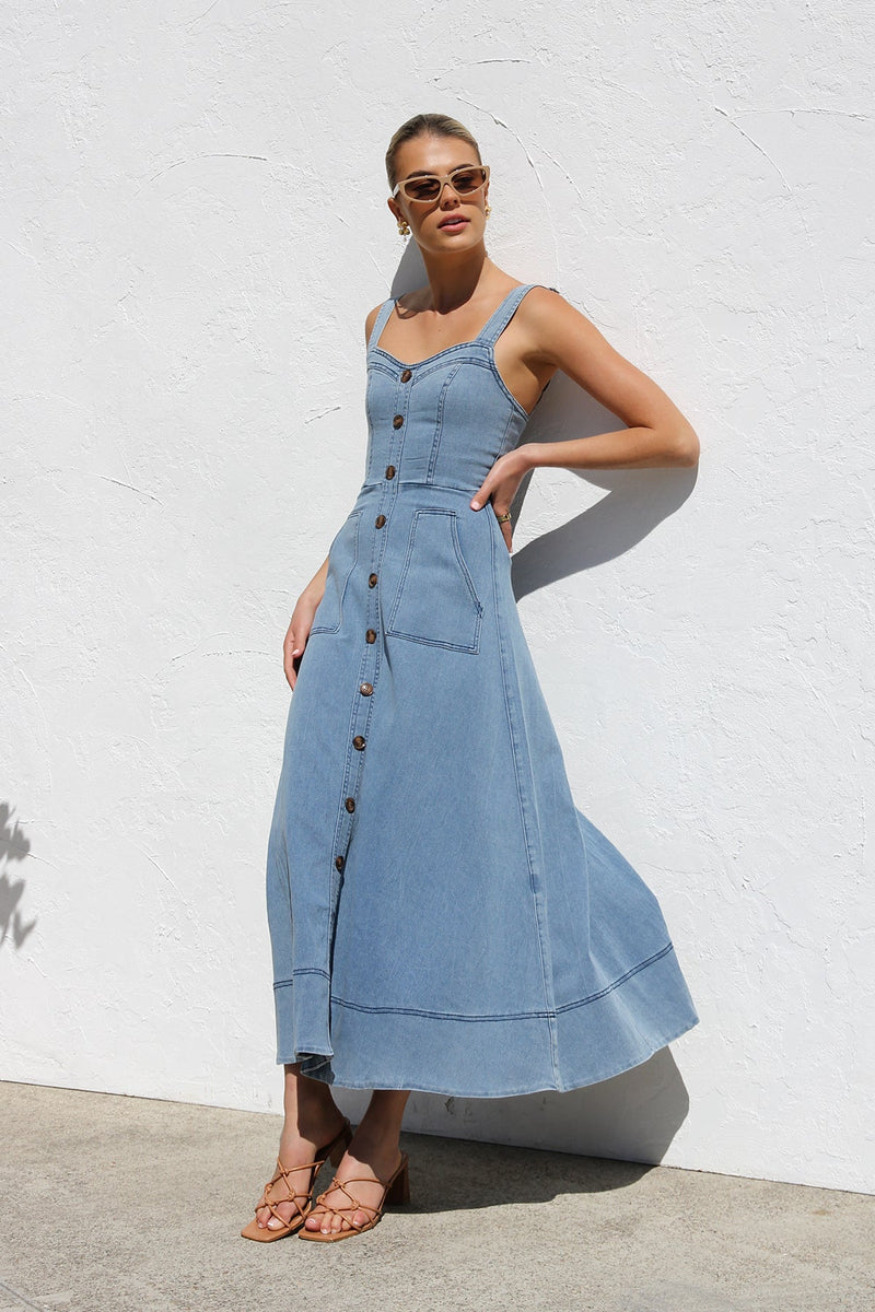 Well Tailored Dress with a Graceful Silhouette