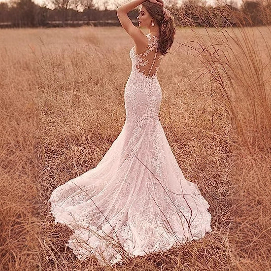 Beautifully Finished Dress in a Timeless Design