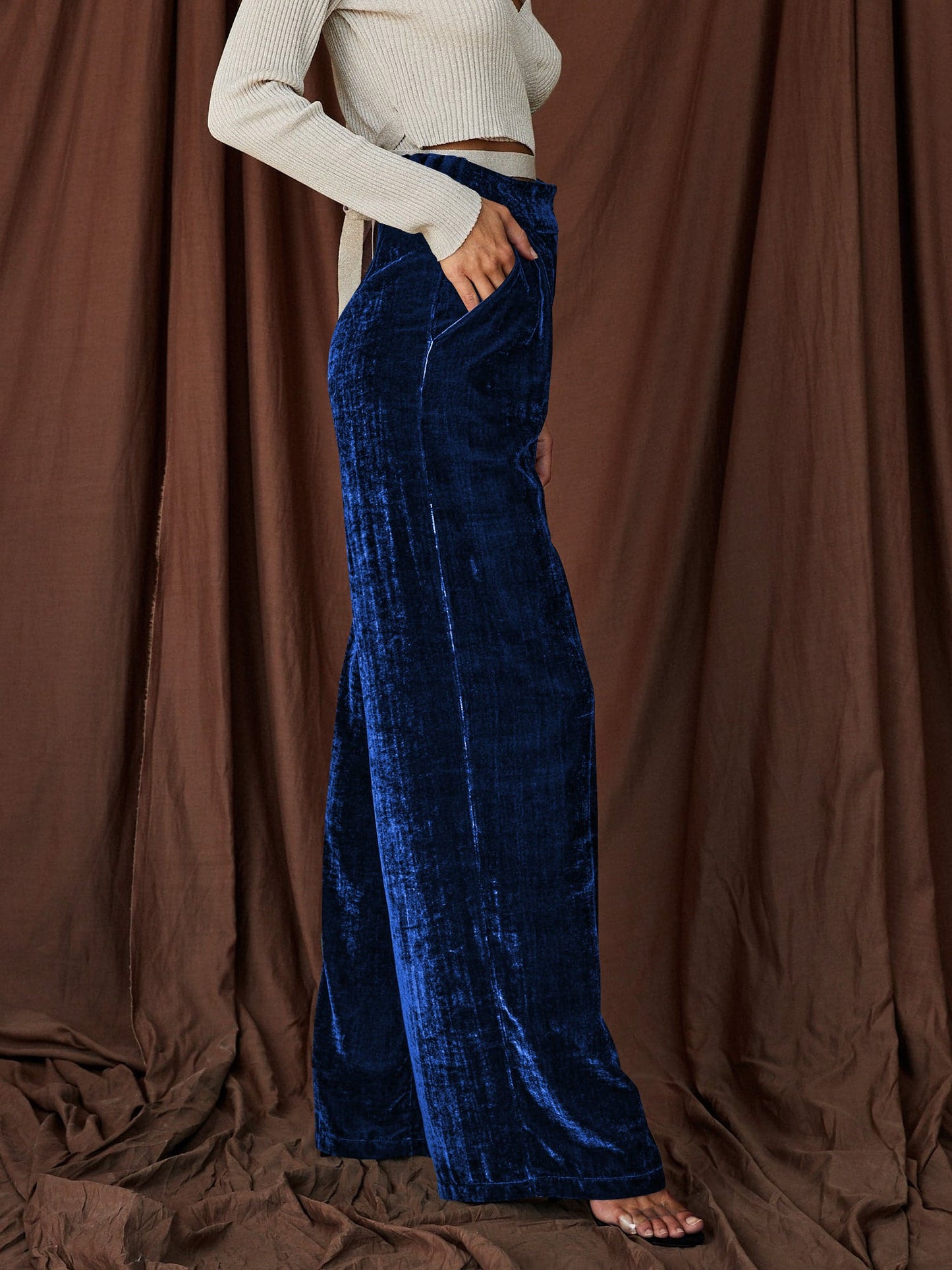 Effortlessly Elegant Pants with a Timeless Design