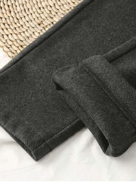 Effortlessly Elegant Pants with a Timeless Design