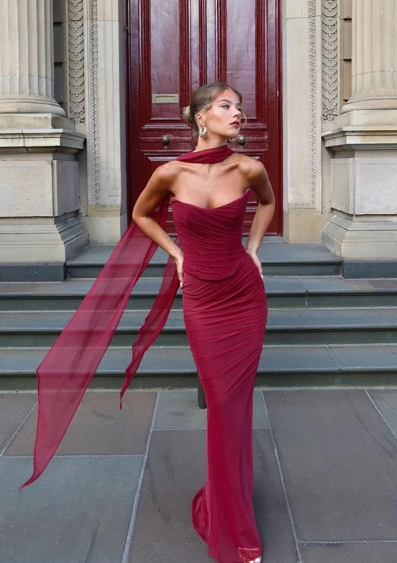 Beautifully Finished Dress in a Timeless Design