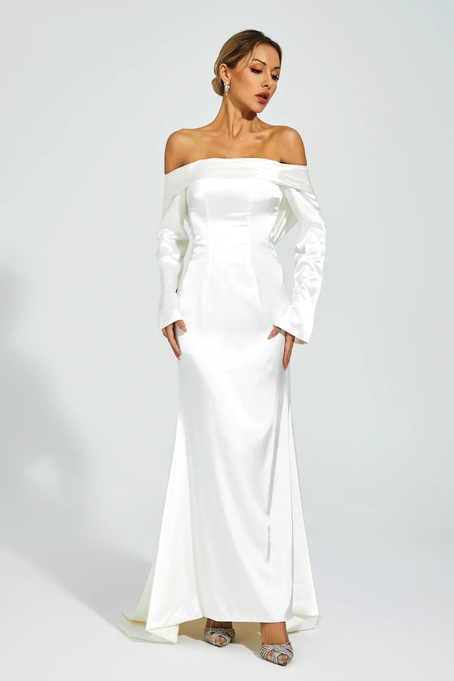 Beautifully Finished Dress in a Timeless Design